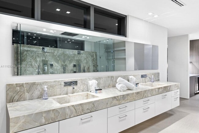 Building Photo - 440 Mola Ave