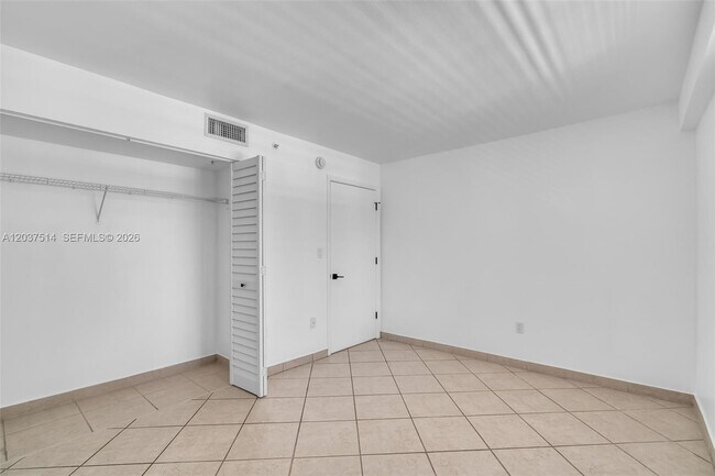 Building Photo - 1401 Bay Rd