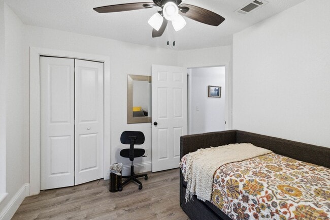 Building Photo - MOVE-IN SPECIAL - Beautiful 3/2 Home in Ba...