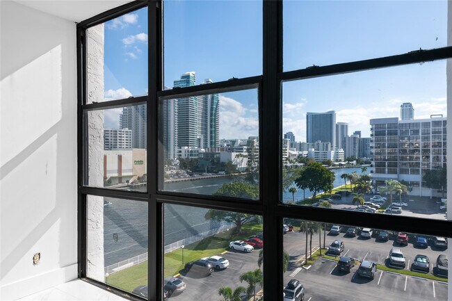 Building Photo - 800 Parkview Dr