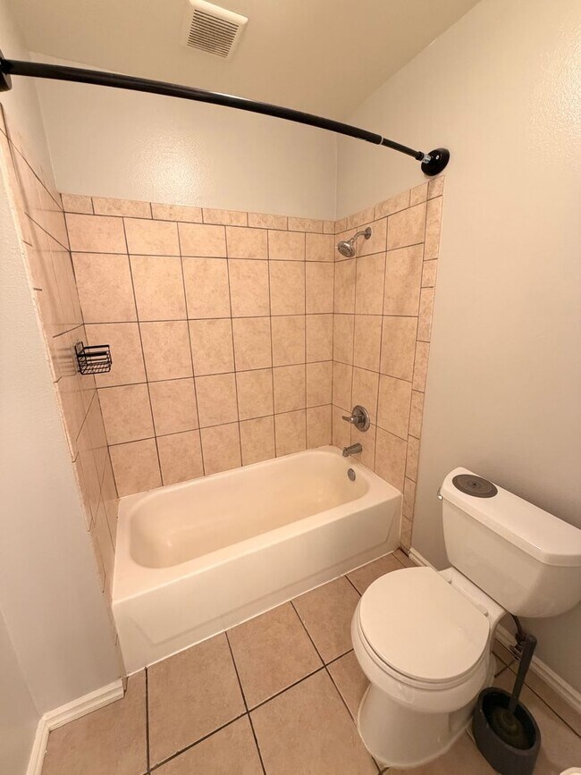 Building Photo - Spacious 3 bedroom w/ attached 2 Car Garage For Rent!