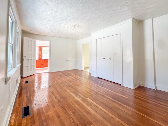 Building Photo - 1006 Greystone Ave