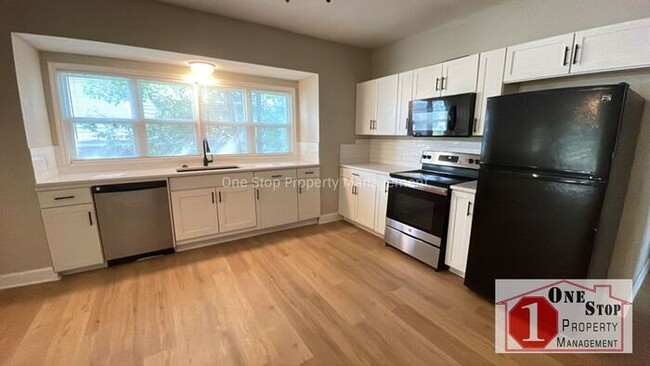 Building Photo - MOVE IN READY NOW!! - 3 Bedroom 2 1/2 Bath...