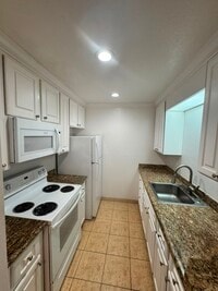 Building Photo - 356 Robinson St