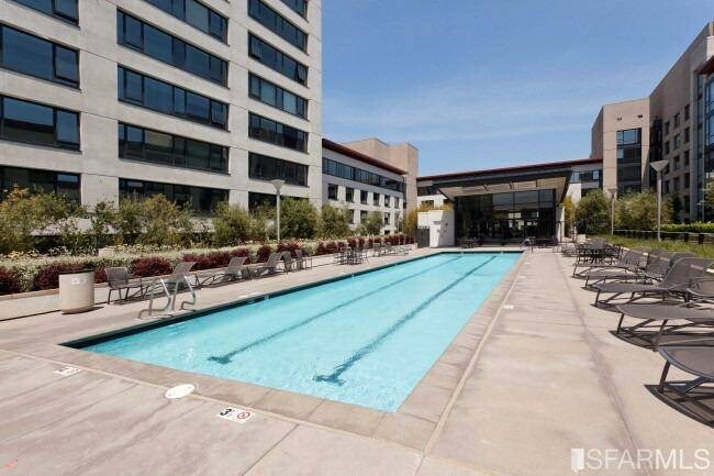 Building Photo - 250 King St