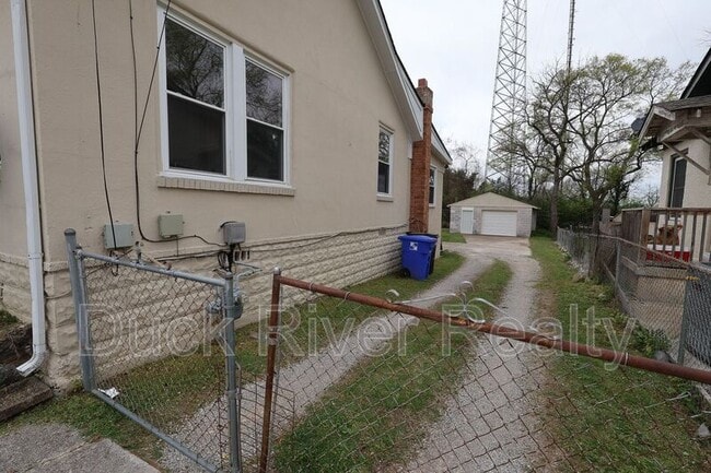 Building Photo - 504 W 6th St