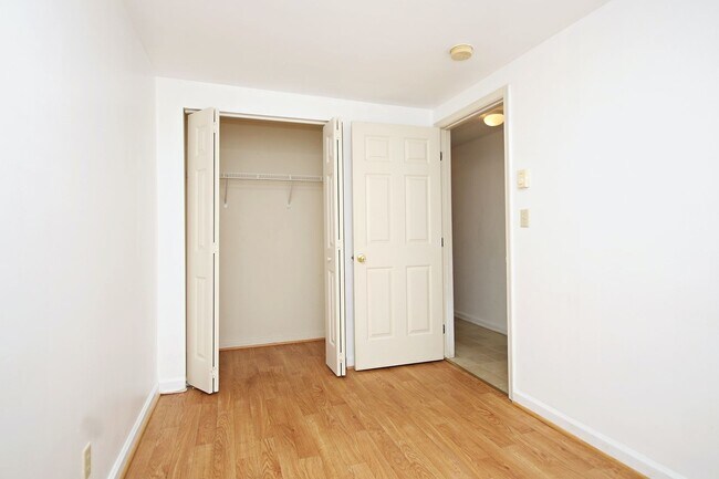 Building Photo - Basement Apartment Near UVA & Downtown