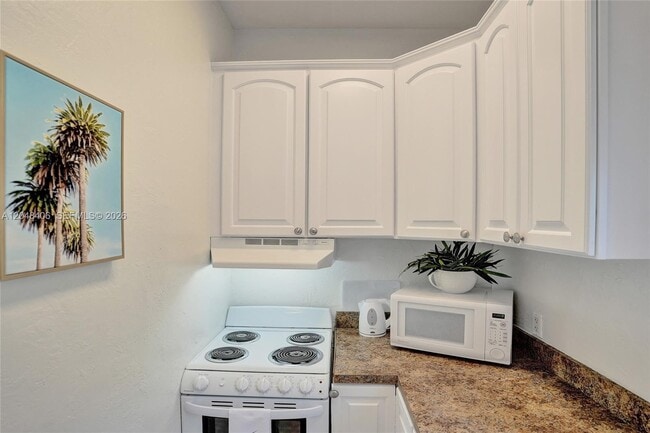 Building Photo - 1012 NE 17th Ct