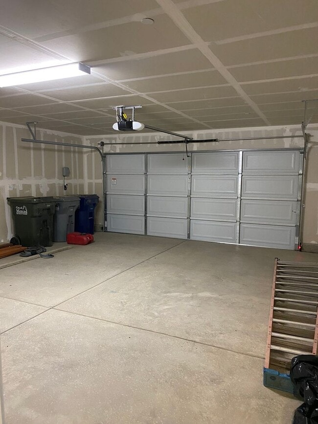 Building Photo - Modern 3-Bedroom, 2-Bath Home with Spaciou...