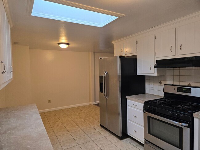 Building Photo - 4 Bedroom Single Family Home in Hampton