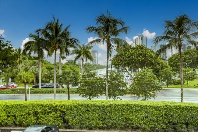 Building Photo - 3375 N Country Club Dr