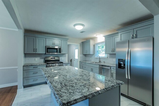 Building Photo - Updated home in Ridglea Hills reduced!