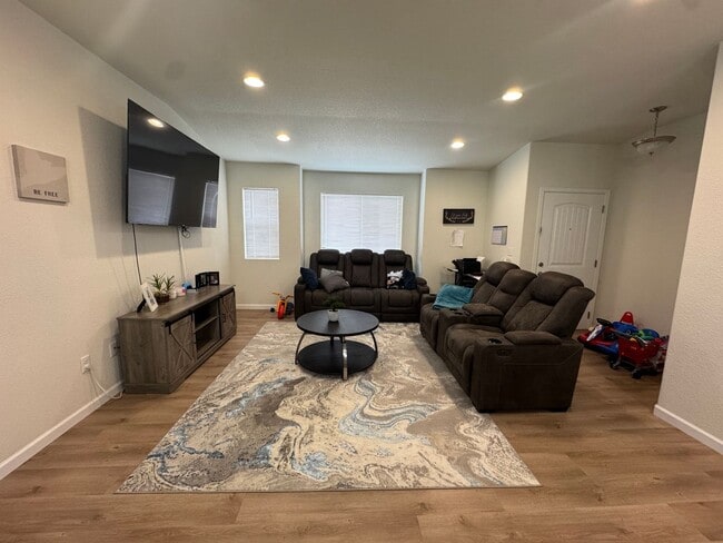 Building Photo - Stylish 3-Bedroom Townhome with Mountain Views & 2-Car Garage