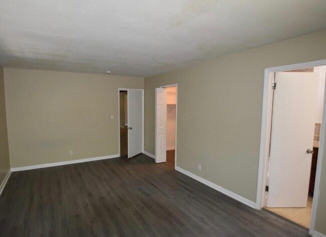 Building Photo - 2720 SW 15th Ct