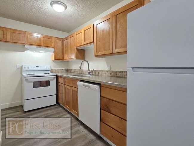 Building Photo - 17140 SW Heritage Ct