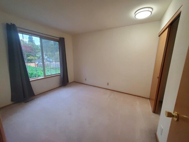 Building Photo - 4 bed, 2.5 bath, 2 car garage on spacious ...