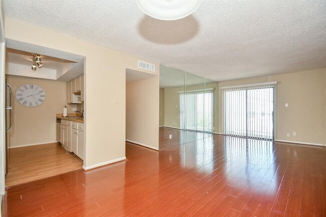 Building Photo - 2832 S Bartell Dr