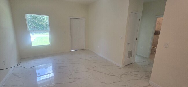 Building Photo - Great Location  2/1 Single Family Home