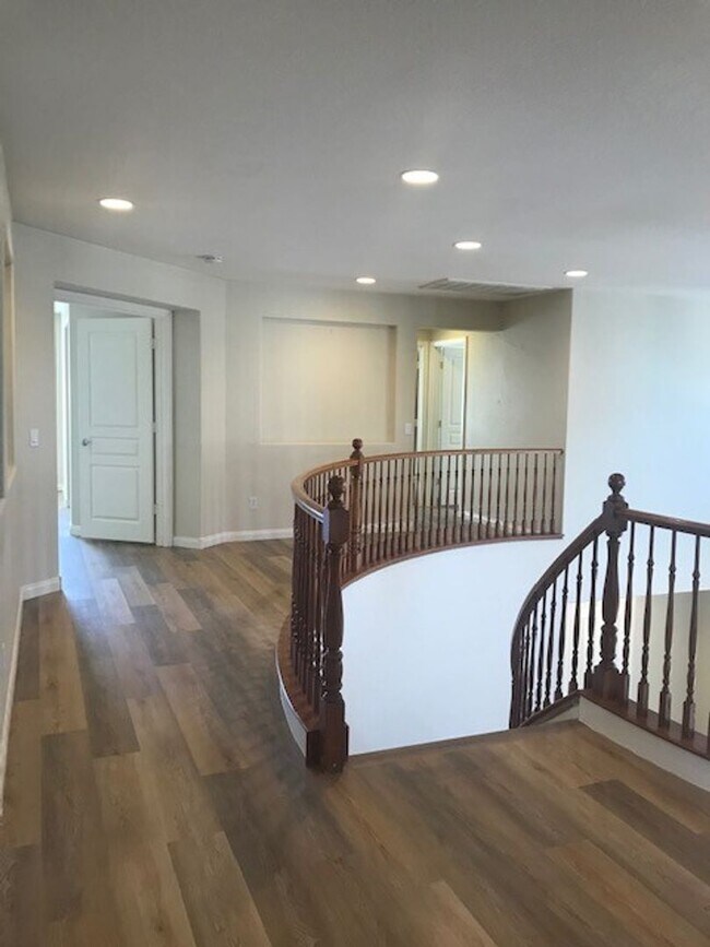 Building Photo - GATED COMMUNITY- FULLY REMODELED!