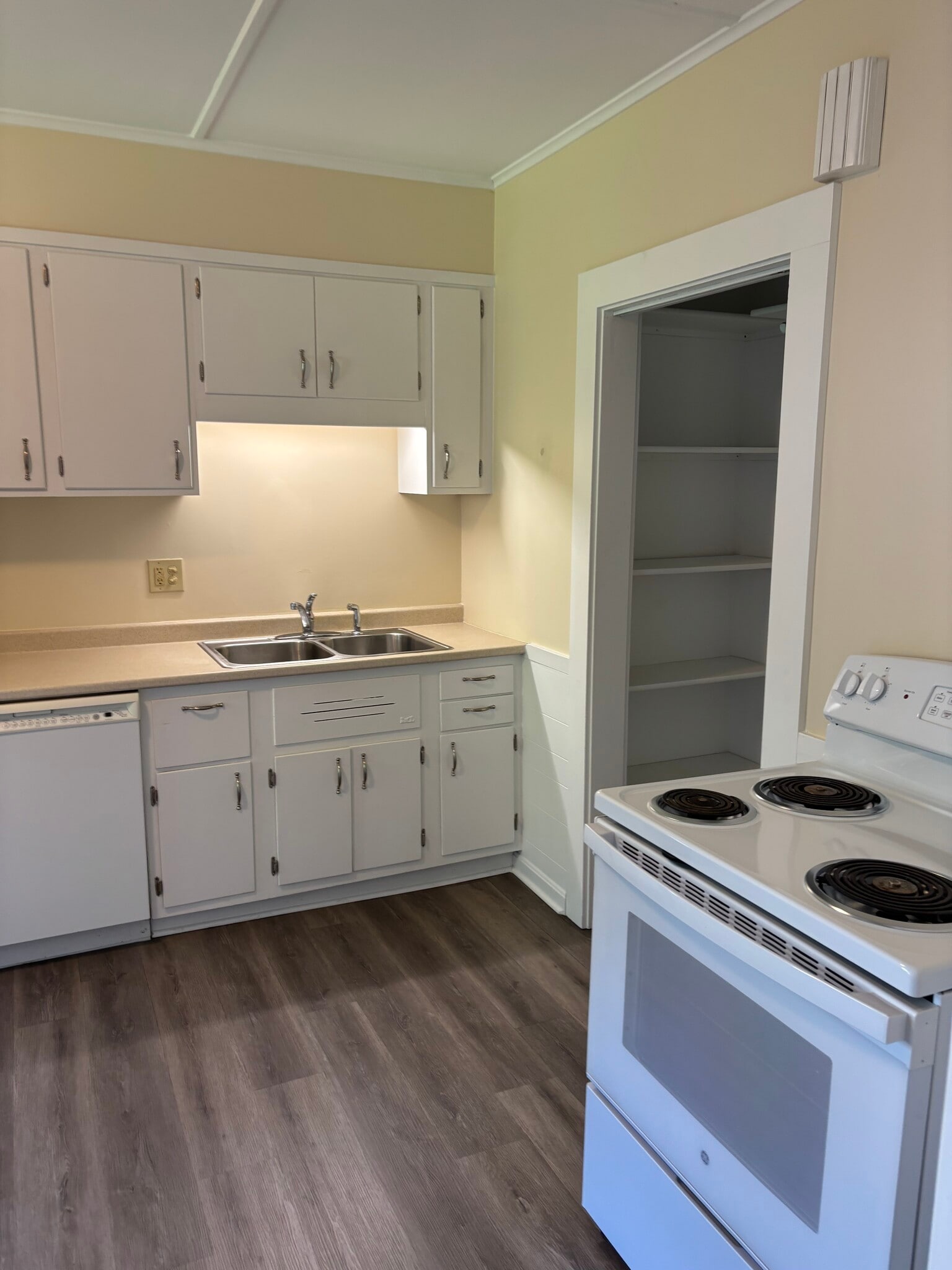 kitchen - 597 S Main St