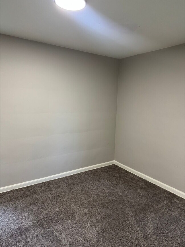 Building Photo - Comfortable 3-Bedroom Rental on Elmdale St...