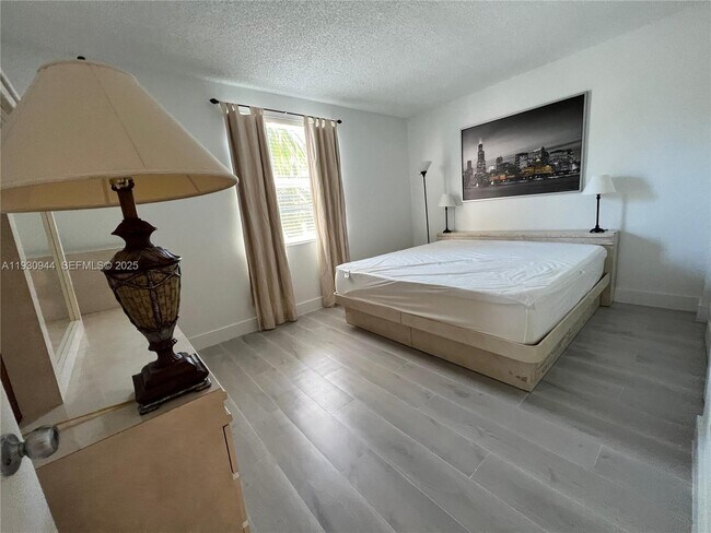 Building Photo - 17100 N Bay Rd