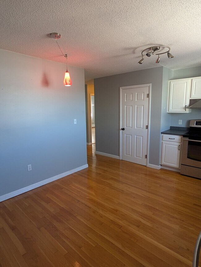 Building Photo - Somerville 2 bedroom with parking for 9/1