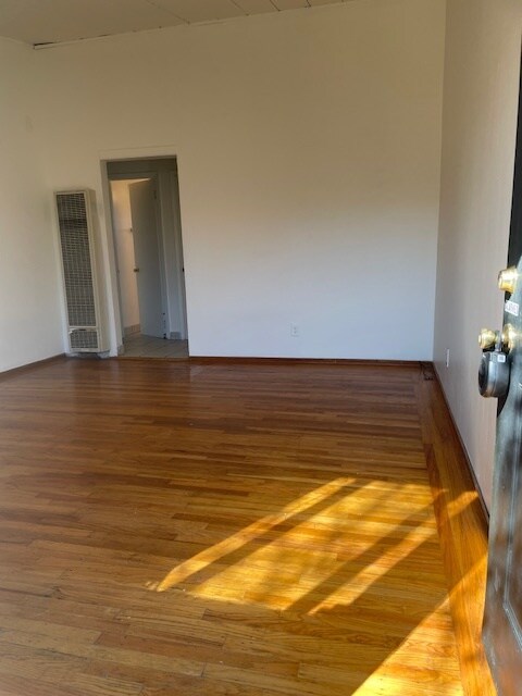Spacious living room - 3121 Alma St