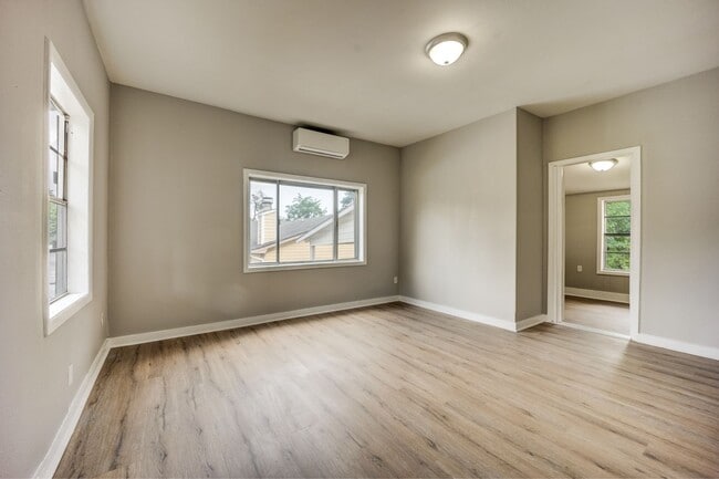 Building Photo - Freshly Updated 2 Bedroom House