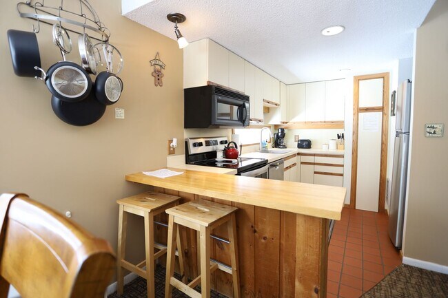 Building Photo - Summer Seasonal 6 Month Lease Available!  $1,700/ mo Charming Two-Bedroom Condo in Waterville, NH!