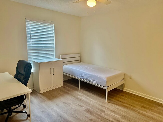 Building Photo - 3 Bed / 3 Bath Condo with Amenities on the 1ST Floor!