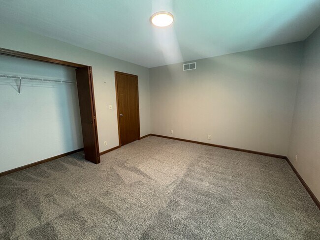 Building Photo - 1874 Bright View Dr