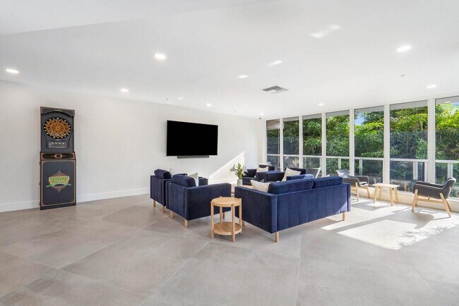 Building Photo - 3000 Holiday Dr