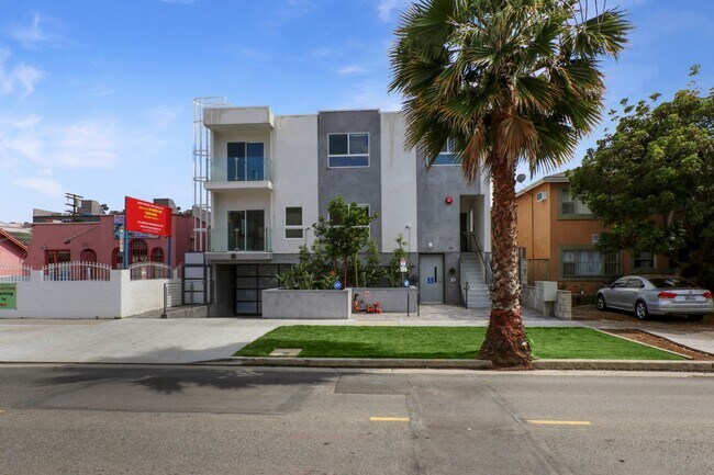 Building Photo - Gorgeous 3 Bedroom / 2 1/2 Bath Townhome-S...