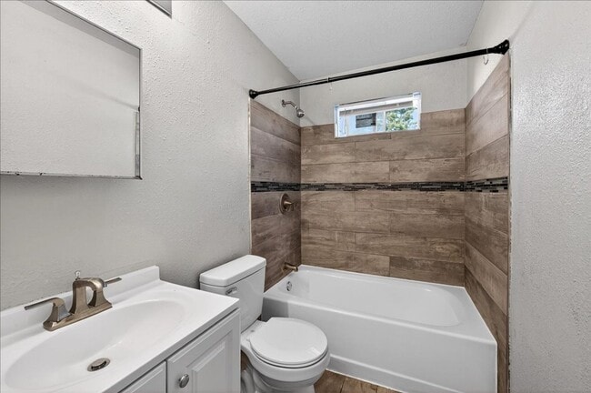 Building Photo - 3319 N Hawthorne Ln