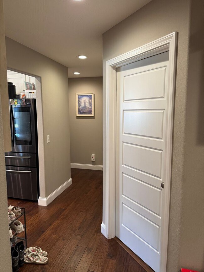 Building Photo - 4 Bedroom | 2 Bathroom | 3 Car Garage| Springfield MO | Fire Place | Covered patio!