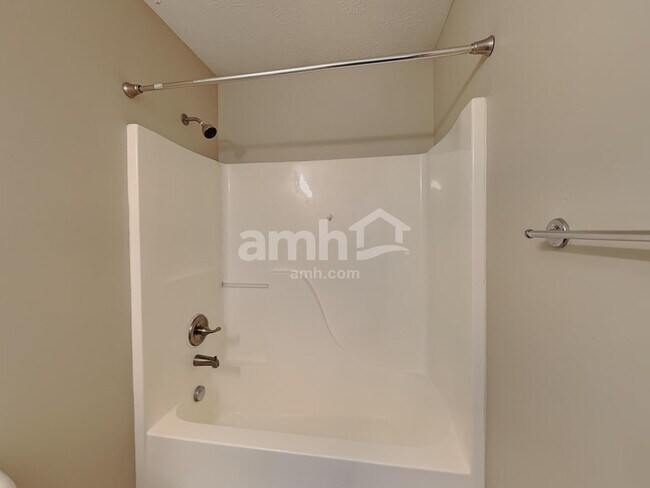 Building Photo - 960 Foxtail Ct