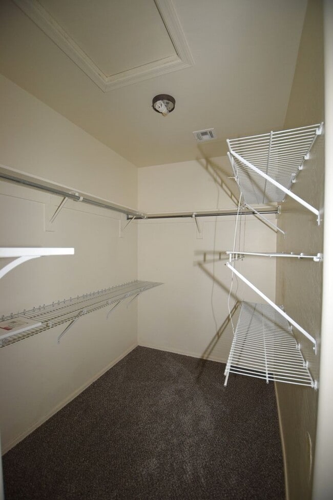 Building Photo - Spacious 3 bedroom 2.5  bath home with a loft
