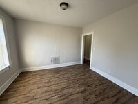 Building Photo - Cozy 2nd Floor 2 BD on North Side