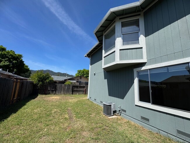 Building Photo - Charming 3 bedroom 1.5 bathroom Two story Town House with an attached garage.