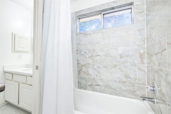 Building Photo - 14411 Chartley Falls Dr