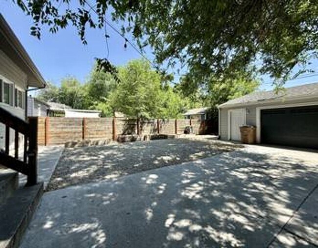 Building Photo - Spacious Basement Apartment in SLC!