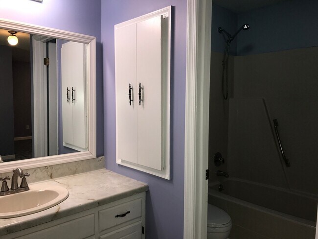 Building Photo - Amazing 4 Bedroom, 3 Bath Home With 2 Kitc...