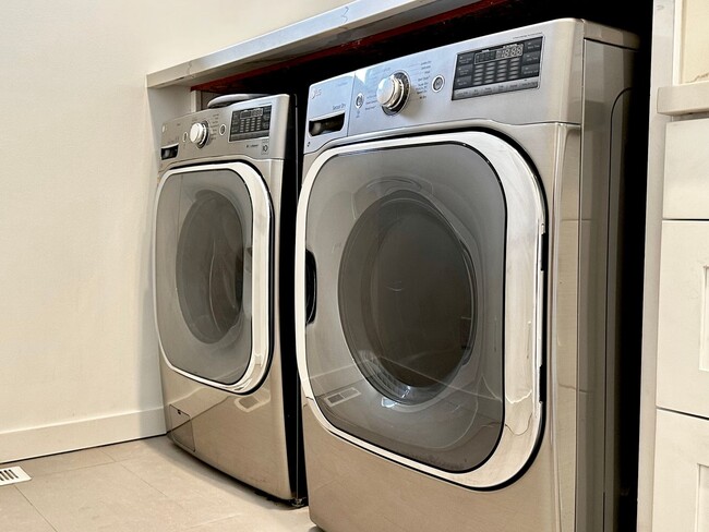 Building Photo - 6 BR / 4 BA – 4,100 SQ FT with Patio, Full Outdoor Grill, and Hot Tub