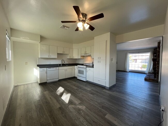 Building Photo - MOVE-IN READY 4+2 w/upgrades + tons of parking!