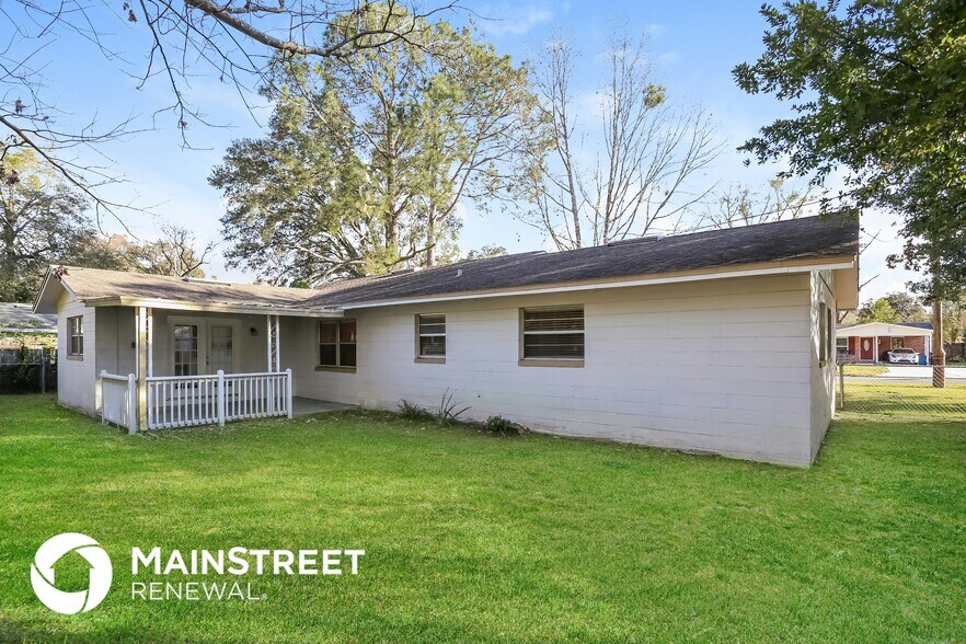 Building Photo - 7421 Deepwood Dr N