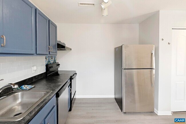 Building Photo - 1217 Villa Ln