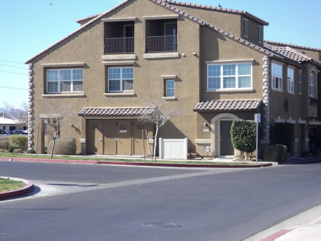 Building Photo - 2273 E Huntington Dr