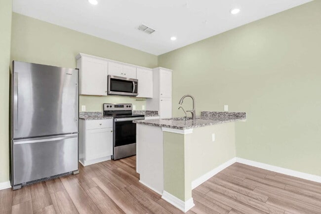 Building Photo - ASK ABOUT FREE APPLICATION FEES THROUGH AUGUST!  "Charming 3-Bedroom Retreat with 2.5 Baths with ...