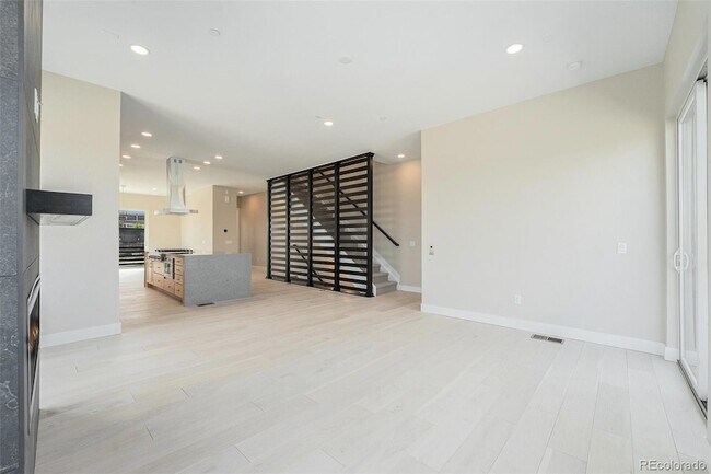 Building Photo - 2329 Lakeshore Ln